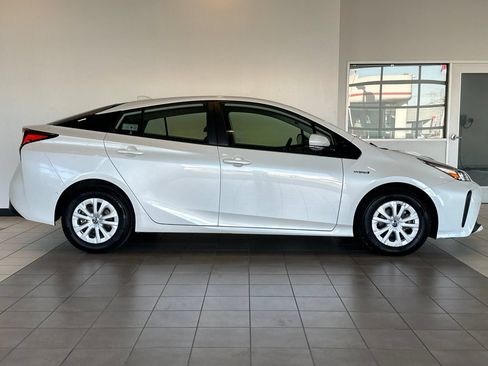 Certified 2020 Toyota Prius LE FWD image 3