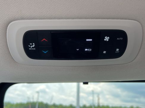 Used 2022 Chrysler Pacifica Touring-L FWD image 29