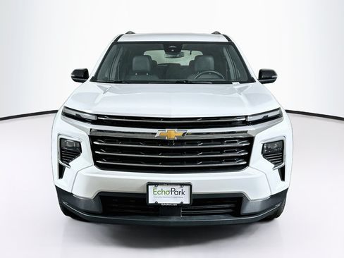 Used 2025 Chevrolet Traverse LT FWD image 2