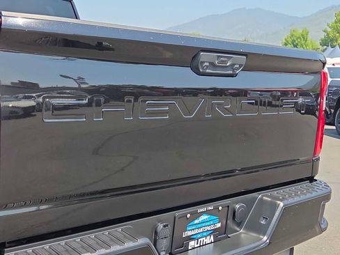 Used 2022 Chevrolet Silverado 2500 Custom w/ Custom Value Package AWD/4WD image 15