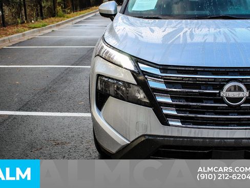 Used 2024 Nissan Rogue SV image 9