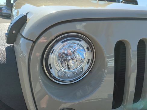 Used 2017 Jeep Wrangler Unlimited Rubicon w/ Connectivity Group image 17