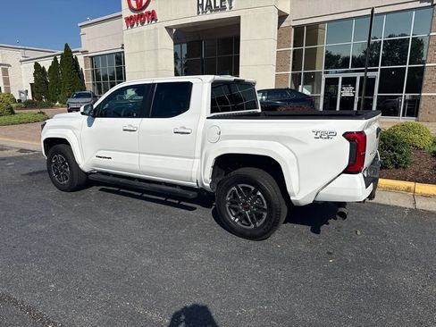 Used 2025 Toyota Tacoma TRD Sport AWD/4WD image 3