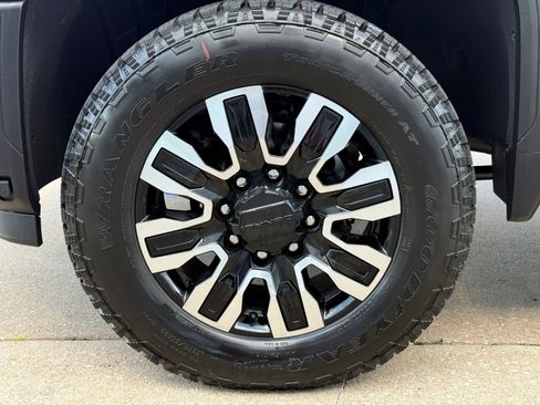 New 2025 GMC Sierra 2500 Denali Ultimate image 9