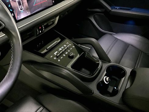 Used 2024 Porsche Cayenne image 16