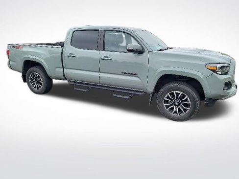 Used 2022 Toyota Tacoma TRD Sport w/ TRD Premium Sport Package AWD/4WD image 6