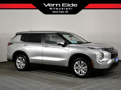 New 2026 Mitsubishi Outlander ES AWD/4WD image 1