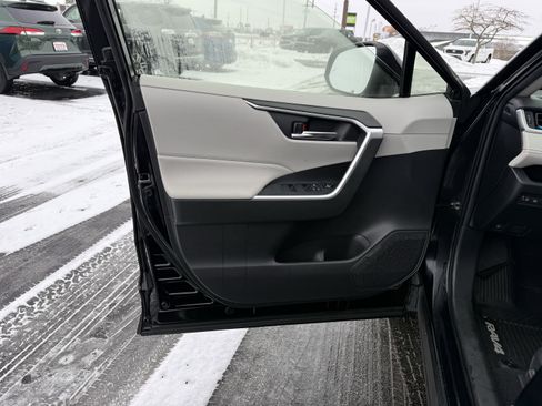 Used 2020 Toyota RAV4 XLE image 21