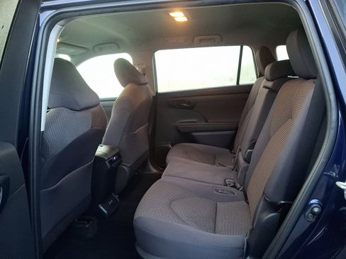 Used 2022 Toyota Highlander LE image 11