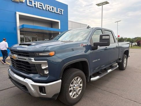 Used 2024 Chevrolet Silverado 2500 LT AWD/4WD image 1