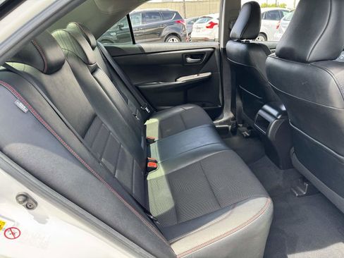 Used 2017 Toyota Camry SE w/ Moonroof Package FWD image 16