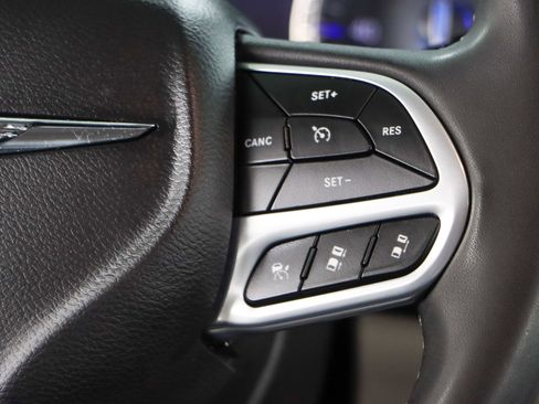 Used 2023 Chrysler Pacifica Touring-L FWD image 14