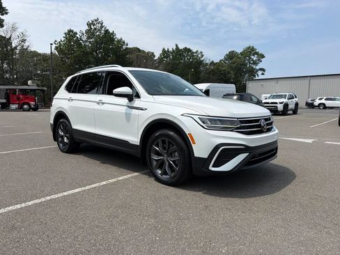 Used 2023 Volkswagen Tiguan SE w/ Panoramic Sunroof Package FWD image 6