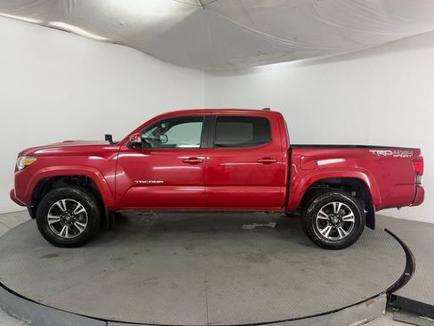 Used 2017 Toyota Tacoma TRD Sport w/ Tow Package (A/T) AWD/4WD image 4