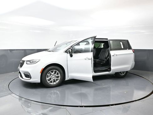 New 2026 Chrysler Pacifica Select image 54