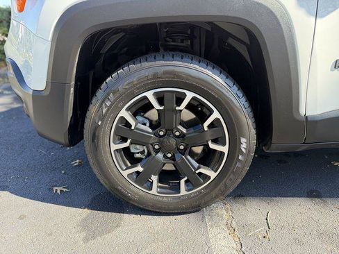 Certified 2023 Jeep Renegade Latitude w/ Sun/Sound Group AWD/4WD image 41