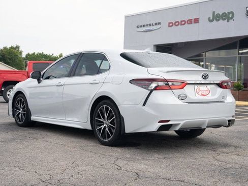 Used 2023 Toyota Camry SE image 3