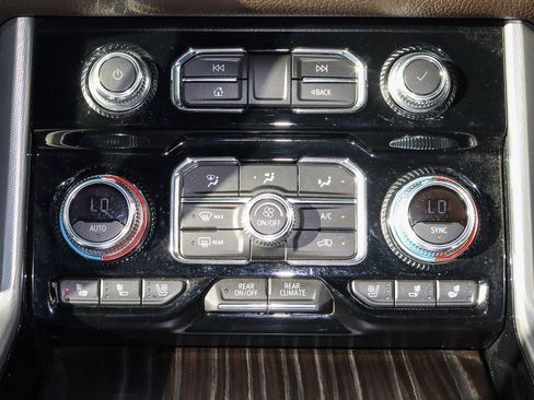 Used 2024 GMC Yukon XL Denali image 25