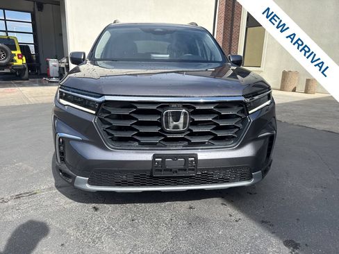 Used 2025 Honda Pilot Touring image 2