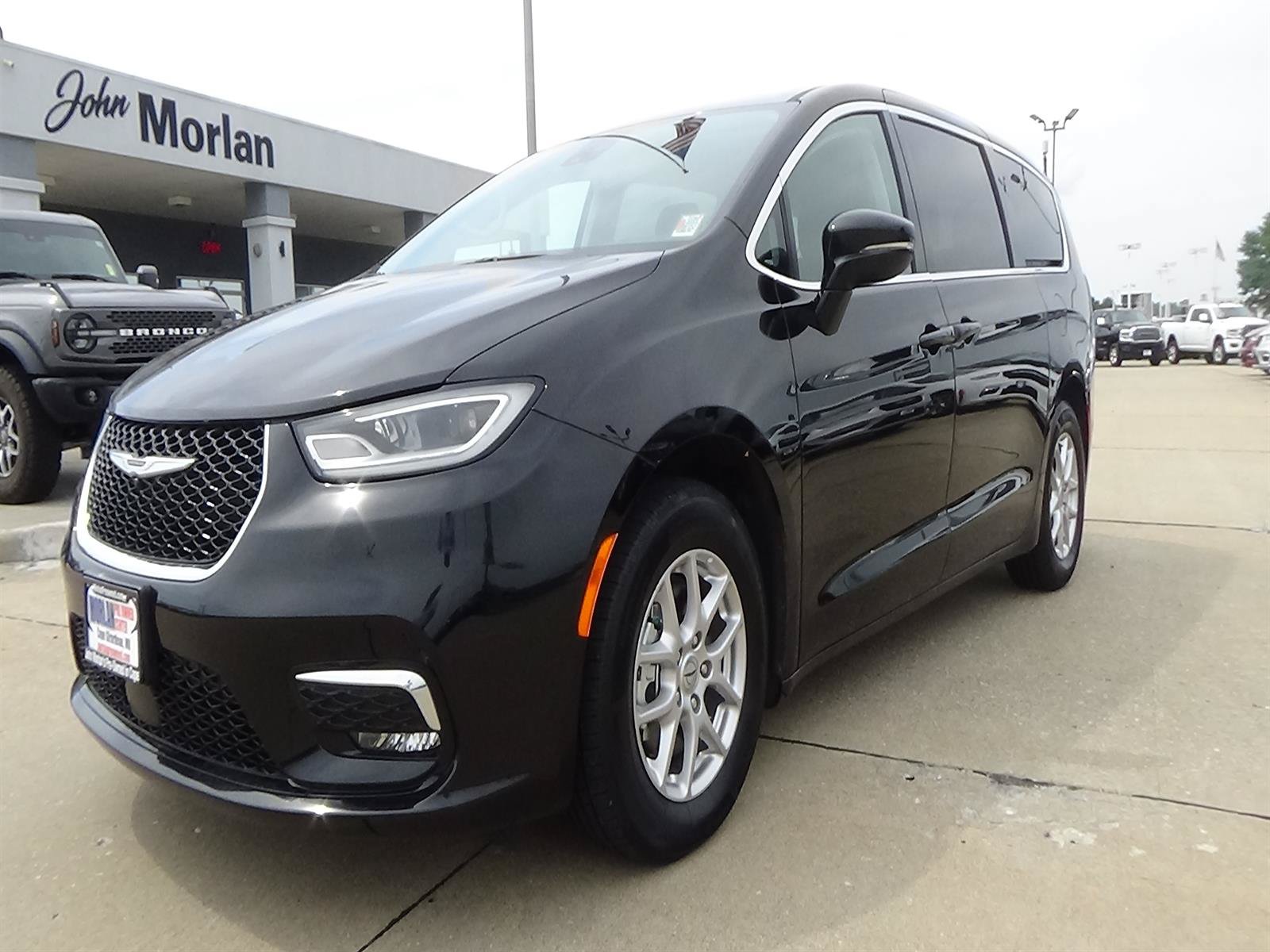 Certified 2024 Chrysler Pacifica Touring-L FWD image 2