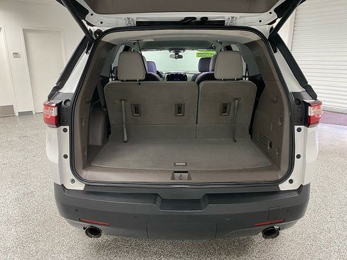 Used 2020 Chevrolet Traverse LT image 18