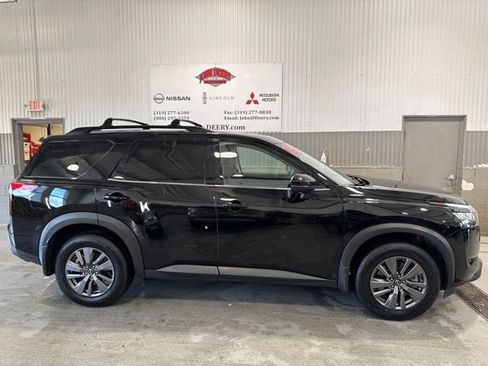 Certified 2024 Nissan Pathfinder SV w/ SV Premium Package AWD/4WD image 3