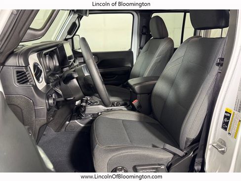 Used 2025 Jeep Wrangler Unlimited Sahara AWD/4WD image 15