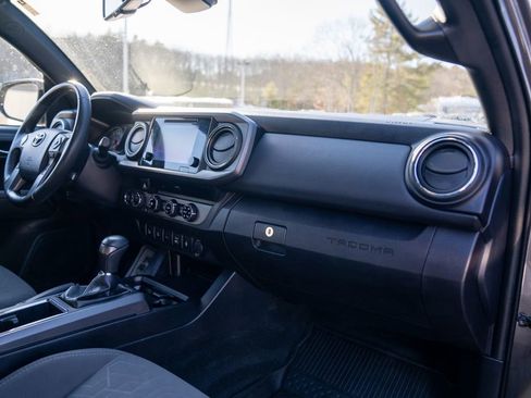 Used 2018 Toyota Tacoma TRD Sport w/ Technology Package image 12