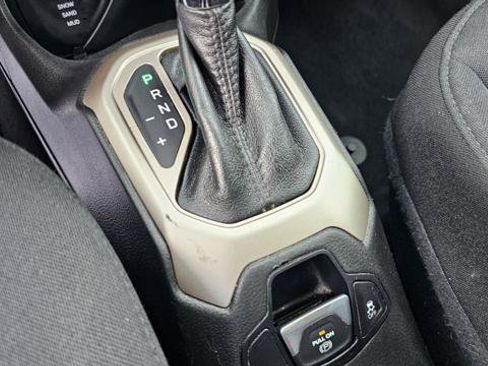 Used 2017 Jeep Renegade Latitude w/ Cold Weather Group AWD/4WD image 18