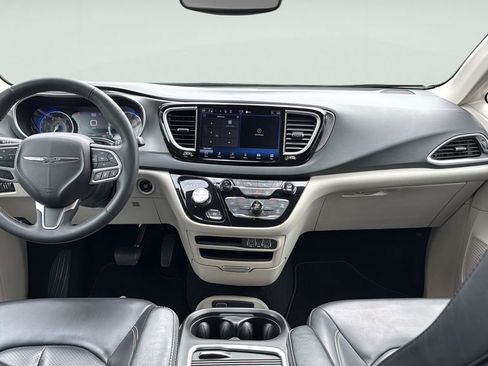 Used 2023 Chrysler Pacifica Touring-L FWD image 14