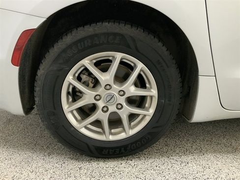 Used 2023 Chrysler Pacifica Touring image 11