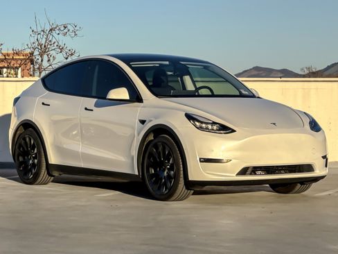 Used 2021 Tesla Model Y Long Range image 10