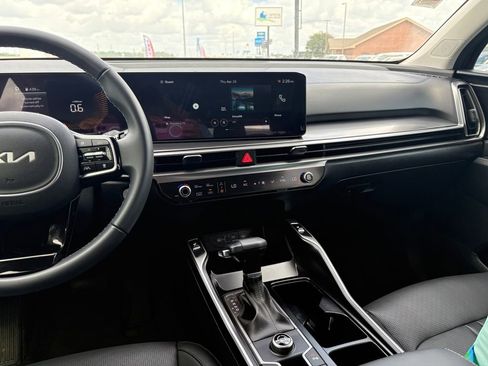 Certified 2025 Kia Sorento S w/ Panoramic Sunroof Package image 19