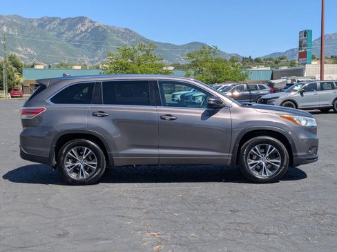 Used 2016 Toyota Highlander XLE AWD/4WD image 2