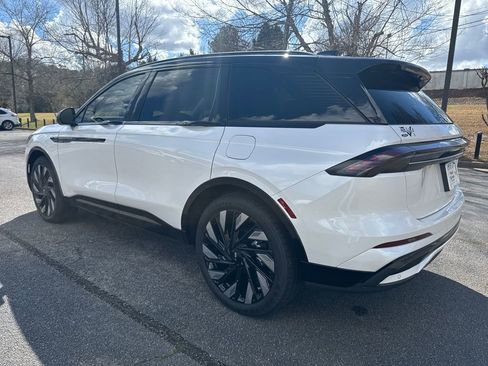 Used 2025 Lincoln Nautilus Reserve image 7