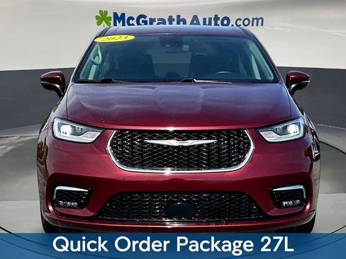 Used 2023 Chrysler Pacifica Touring-L FWD image 2