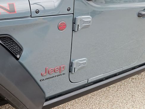 Used 2025 Jeep Gladiator Rubicon w/ Convenience Group AWD/4WD image 12