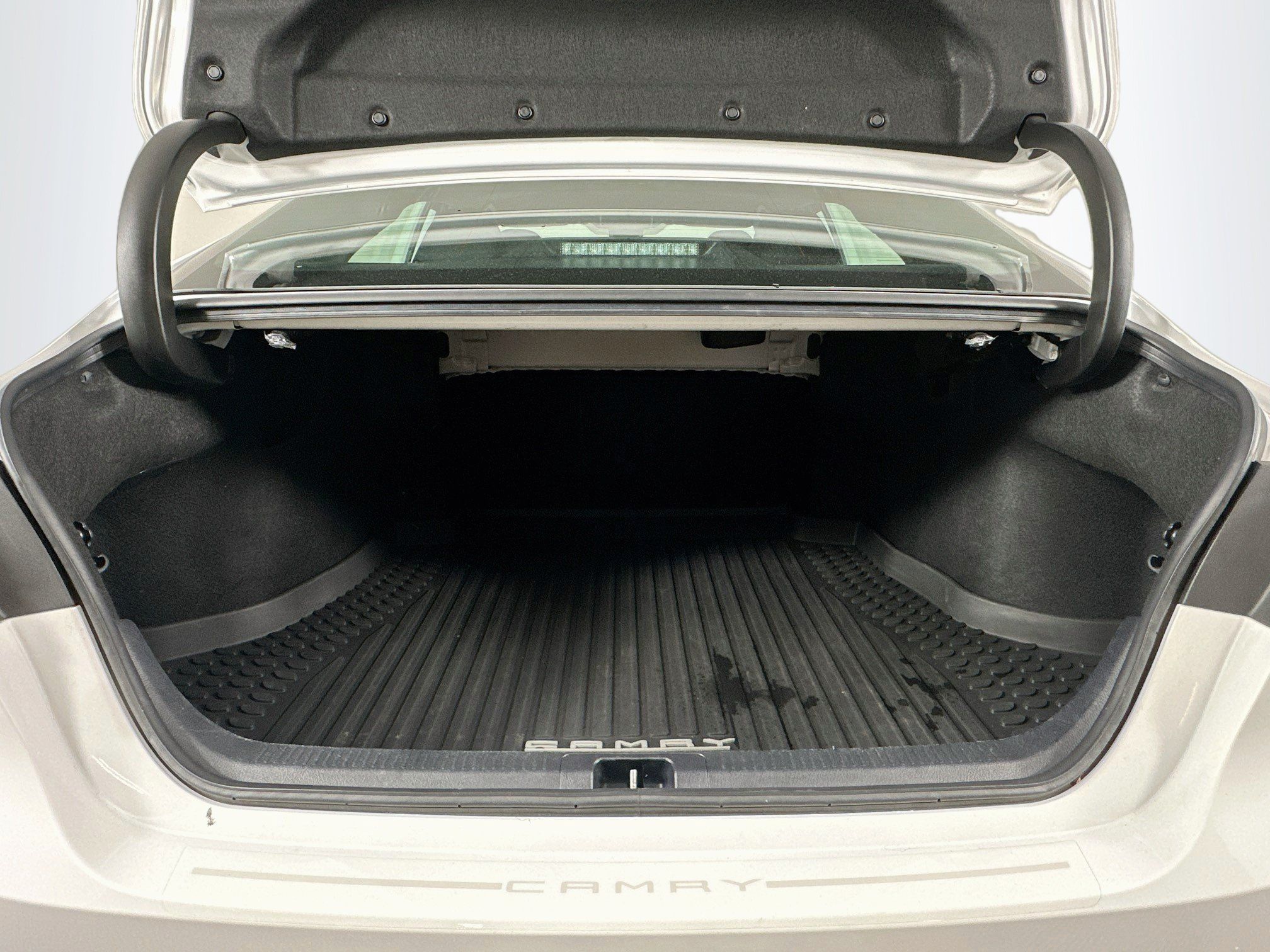 Used 2022 Toyota Camry LE w/ Carpet Mat Package (TMS) FWD image 27