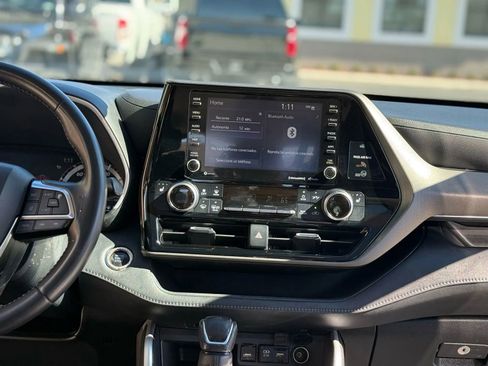 Used 2020 Toyota Highlander XLE image 27