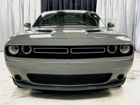 Used 2019 Dodge Challenger SXT image 2