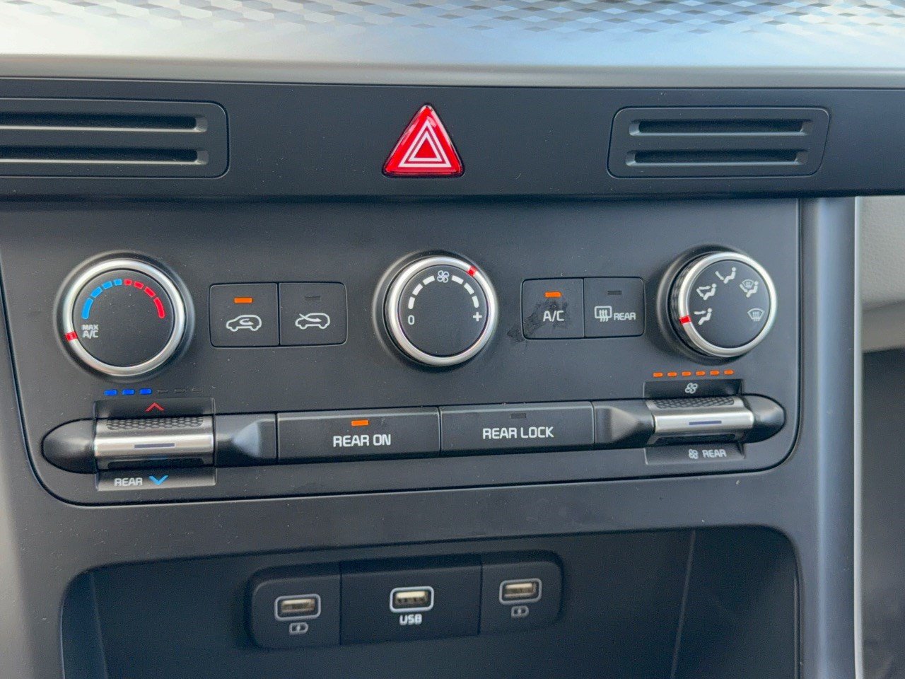 Used 2024 Kia Carnival LX FWD image 22