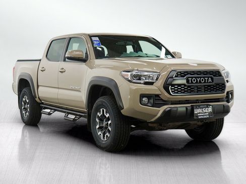 Used 2017 Toyota Tacoma TRD Off-Road w/ Premium & Technology Package AWD/4WD image 7