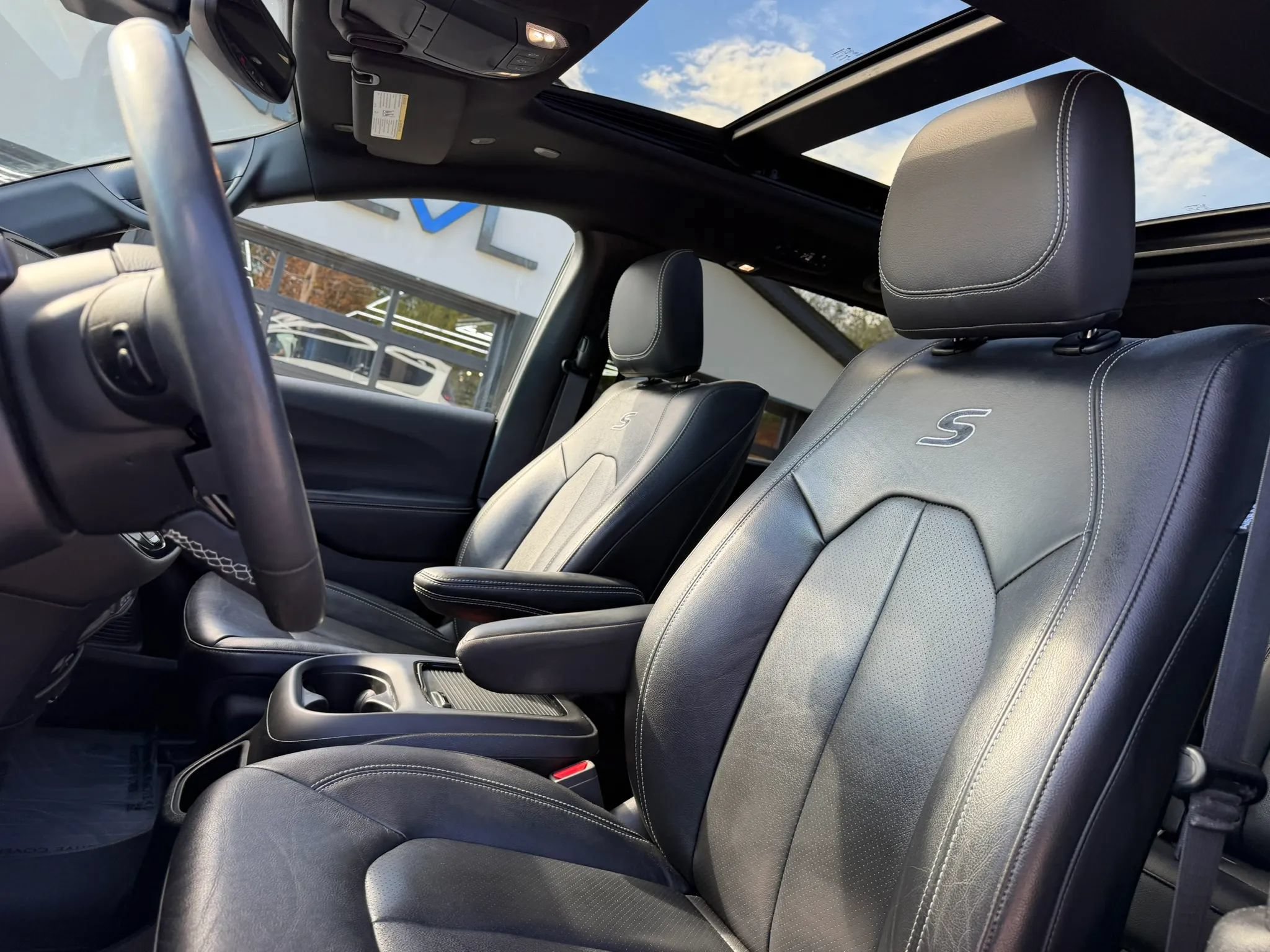 Used 2022 Chrysler Pacifica Touring-L w/ Uconnect Theater Family Group AWD/4WD image 14