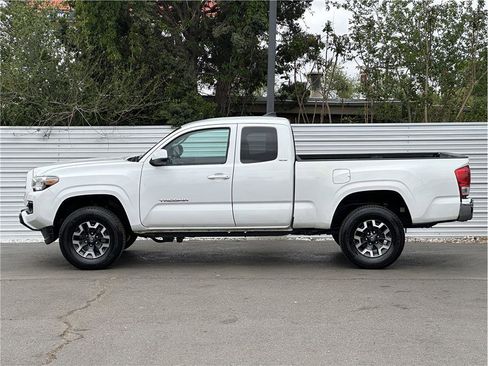 Used 2016 Toyota Tacoma SR5 AWD/4WD image 13