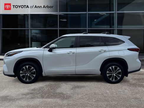 Used 2023 Toyota Highlander XLE AWD/4WD image 10