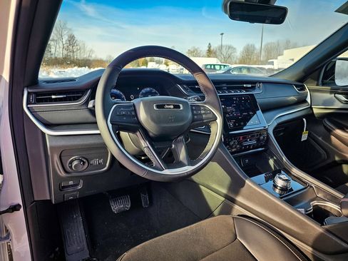 New 2025 Jeep Grand Cherokee Altitude image 13