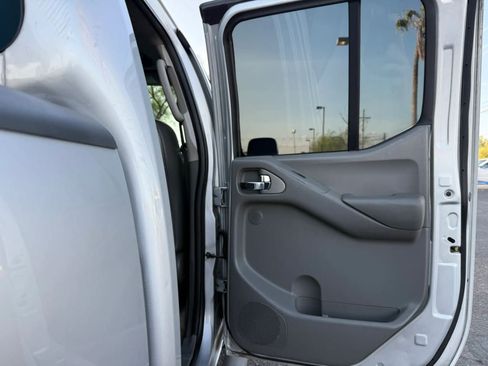 Used 2013 Nissan Frontier SL w/ Moonroof Pkg AWD/4WD image 33