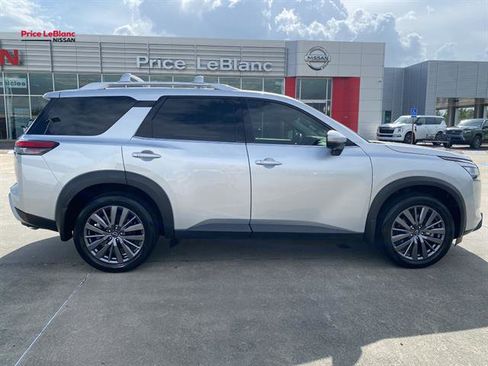 Used 2024 Nissan Pathfinder SL w/ SL Premium Package image 8