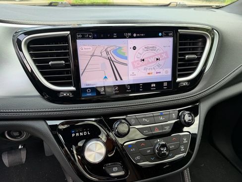 New 2026 Chrysler Pacifica Limited FWD image 14