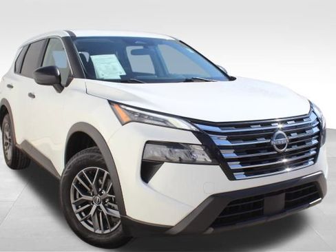 Used 2024 Nissan Rogue S image 3